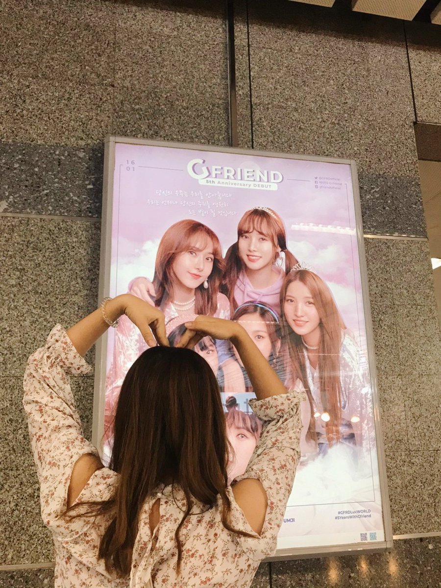Mymeeg's tweet photo. ป้ายสวยมากกก💕 สวยจนอยากสั่งปิดไฟป้ายแดงๆข้างหลัง 
#GFRDLuvWORLD #5yearswithgfriend https://t.co/kMrnoTg0GV