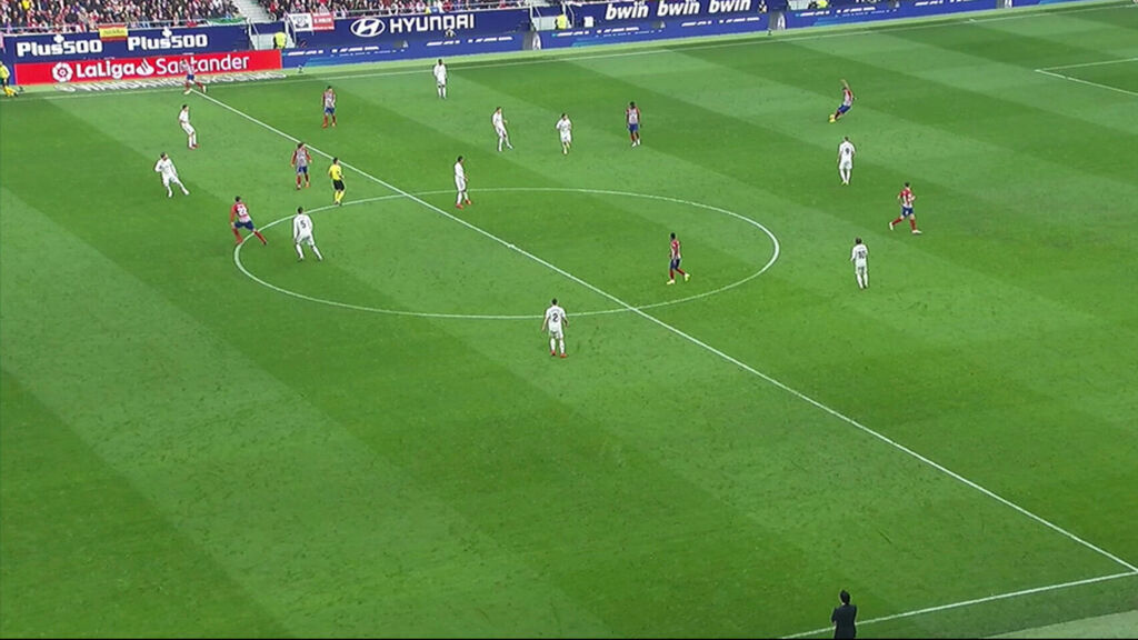 juanignaciolc9's tweet photo. Año y medio de VAR en LaLiga, cuatro derbis y algún iluminado se justifica con "es interpretable". La mano de Casemiro era interpretable; el penalti fuera del área a Vinicius, interpretable; el fuera de juego de Morata, interpretable; el penalti de Casemiro, interpretable... https://t.co/vnYJcJE6pR
