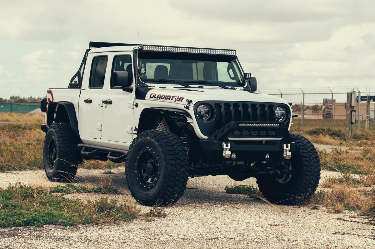 AutomovilMex's tweet photo. El especialista #TR3Performance, realizó un 'swap' a motor #Hellcat ¡en una #Jeep #Gladiator! TR3 también instaló suspensiones completas #FOXRacing, diferenciales reforzados, llantas #MickeyThompson de 35" y un montón de accesorios para la carrocería. #ModificadosAP @JeepMx https://t.co/zhrko1veGW