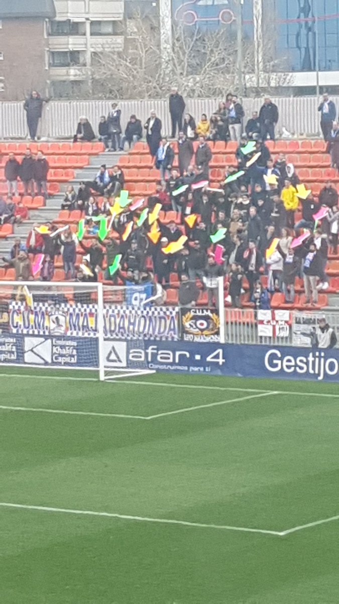 chemavera's tweet photo. La afición del Majadahonda señalan con flechas de colores la portería del Oviedo B cada vez que los majariegos atacan. Lo contamos en @madridaltanto #MATPicua https://t.co/TNbac5vrPO