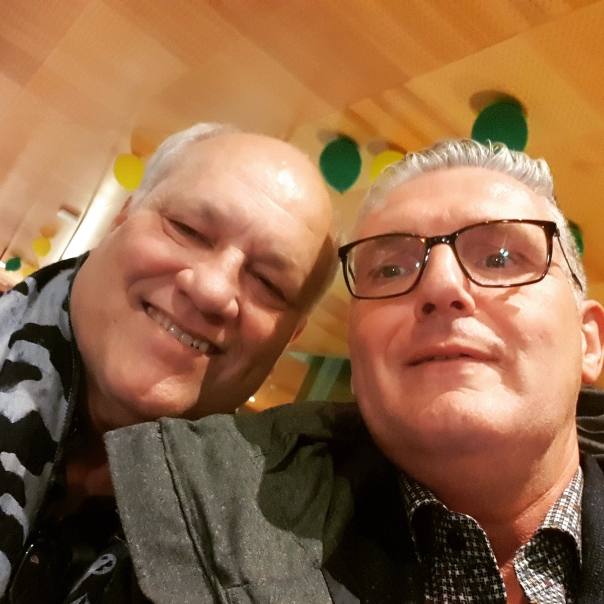 Gisteren met jeugdidool Martin Jol op de foto bij ons <a href="/ADODenHaag/">ADO Den Haag</a> . Nooit meer zo een voetballer live zien voetballen. Wat een uitstraling, hardheid, techniek, kopkracht, stem en absolute wil om te winnen.