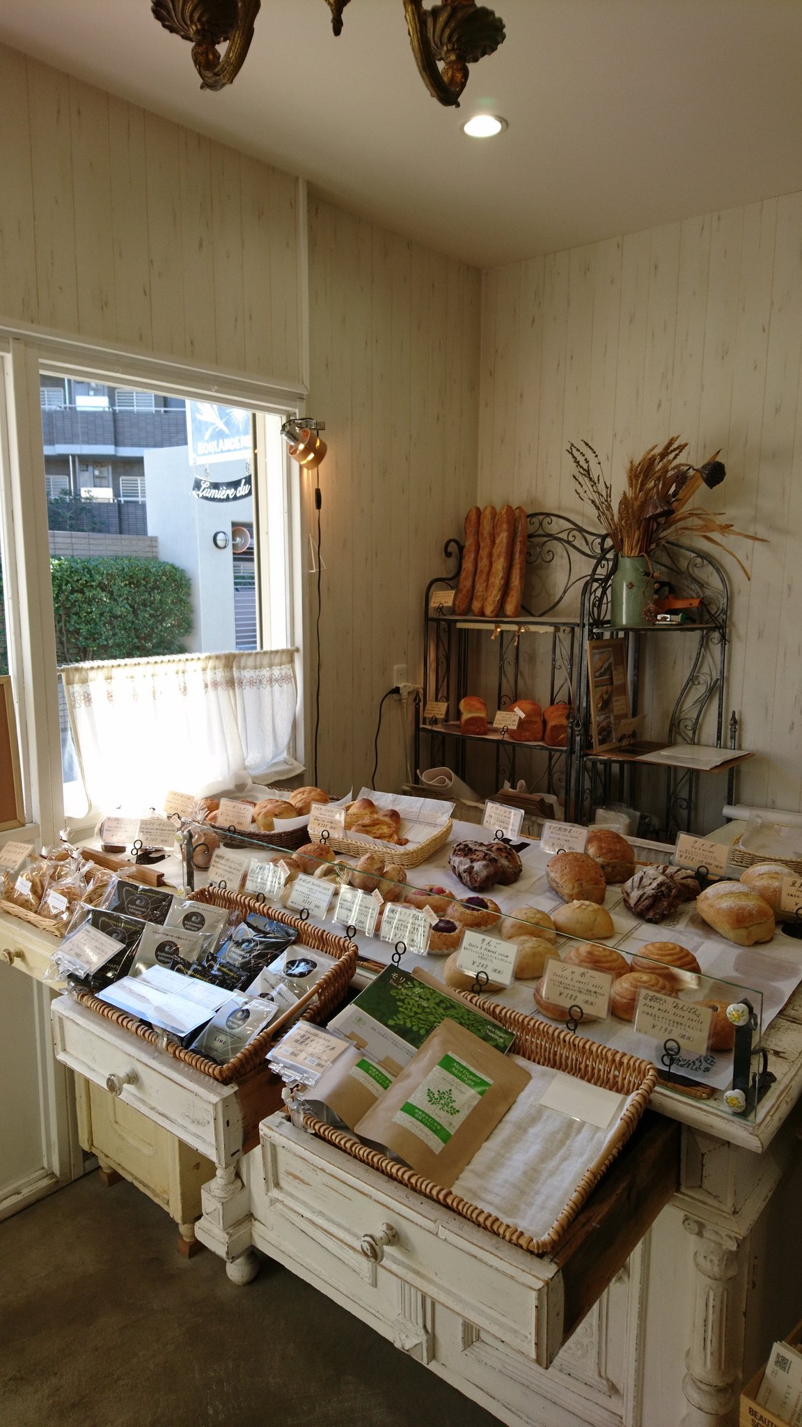 天草 銀 鎌倉散歩 リュミエールドゥベー にて ジェラートサンド アップルシナモン を購入 快晴の由比ヶ浜でおいしくいただく W ジェラートもパンも旨い Kamakura Bread Gelatosandwich