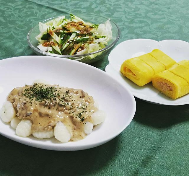 hellothisistamy's tweet photo. ニョッキ、明太子入り卵焼き、サラダ。冷蔵庫の余り物をやっつけま���た。
#冷蔵庫の残り物で #おうちごはん #おうちご飯 #おうちディナー #家ごはん #クッキングラム #本日のメニュー https://t.co/WFSzRYawUC