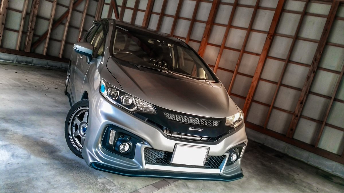 zakuroneko's tweet photo. #車乗りとして軽く自己紹介
#新年だしホンダ乗りと繋がろう2020
(もう2月ですが…😅)

名前：ざくろ猫
性別：男
年齢：17歳 と ***ヶ月
　　　(白髪が気になるお年頃)
住み：栃木
身長：1697 mm
車種：ホンダ・フィット
好き：猫, ラーメン, Mr.Children
嫌い：花粉, 黄砂
一言：にゃ～ (=^・ω・^=) https://t.co/L2KgyPdfMb