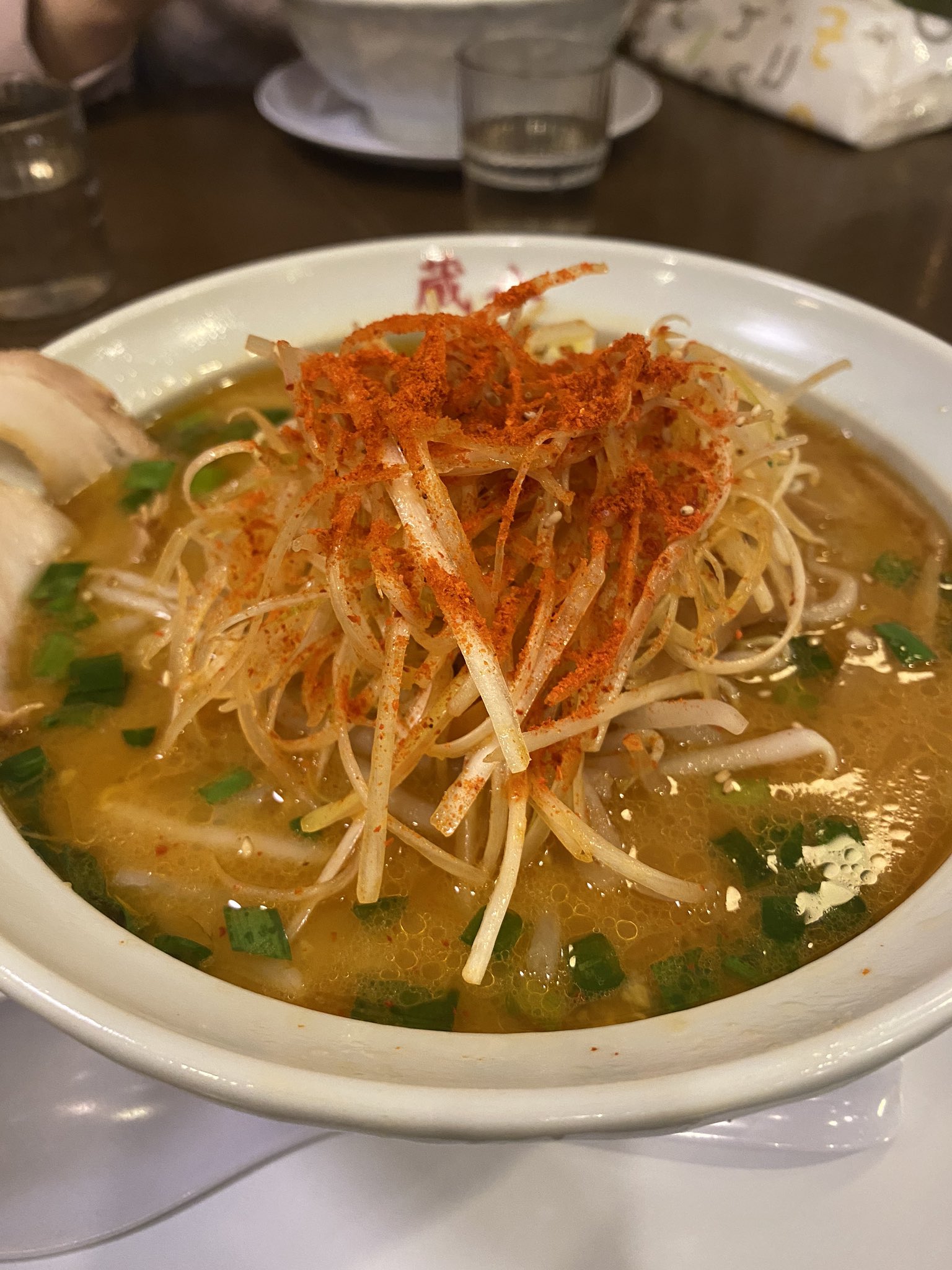 Tetsuya700 蔵八ラーメン亭 赤みそネギラーメン大盛り 白味噌と赤味噌あるけど自分は赤味噌派 中辛にしてテーブル備付けの辛味噌入れるとサイコー 明日からまた仕事頑張れる一杯でした V 蔵八ラーメン亭 赤みそネギラーメン中辛 T