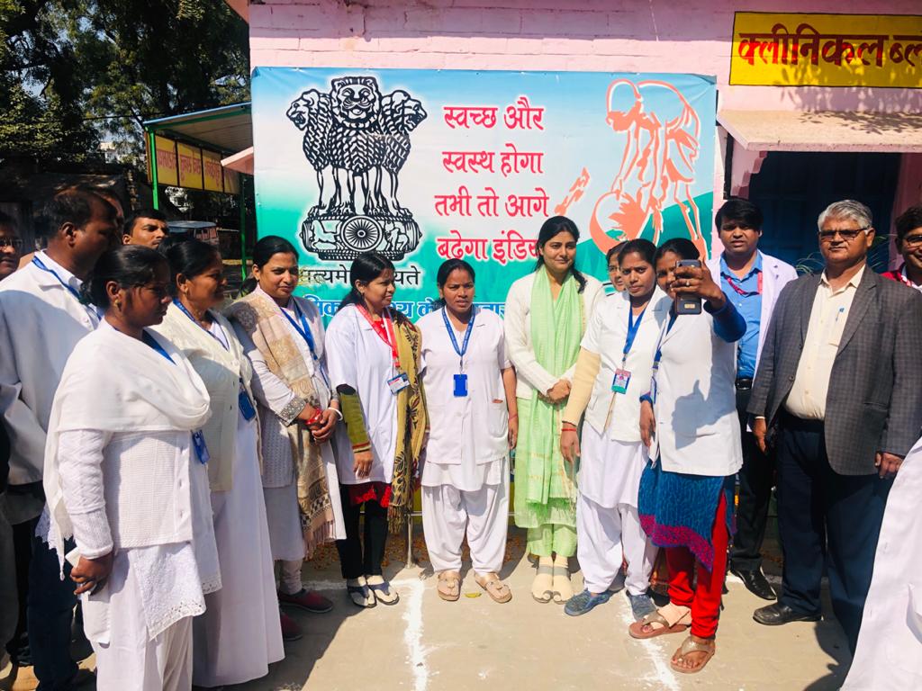 प्राथमिक स्वास्थ्य केंद्र चुनार मिर्ज़ापुर में मुख्यमंत्री स्वास्थ आरोग्य मेला का शुभारंभ करते हुए