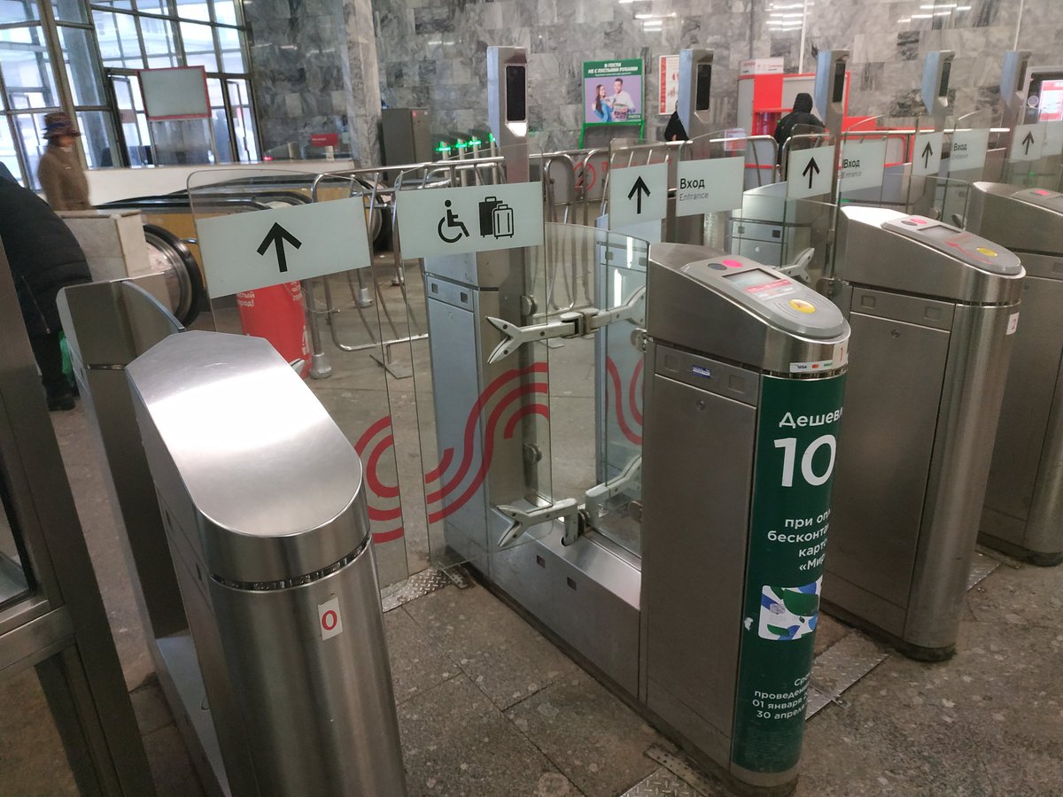 Молодёжная, выход 2. <a href="/MetroOperativno/">Московское метро</a> вы хоть бы приклеили стикер о том, что этот турникет больше не принимает социальные карты (любые).