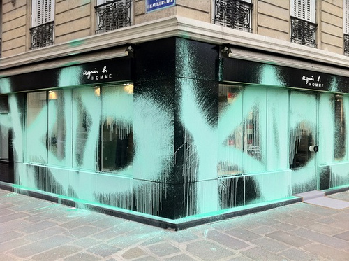ShowTrialStudio's tweet image. Storefront extinguisher graffiti by Kidult @therealkidult #fontsunday @designmuseum #windowlettering