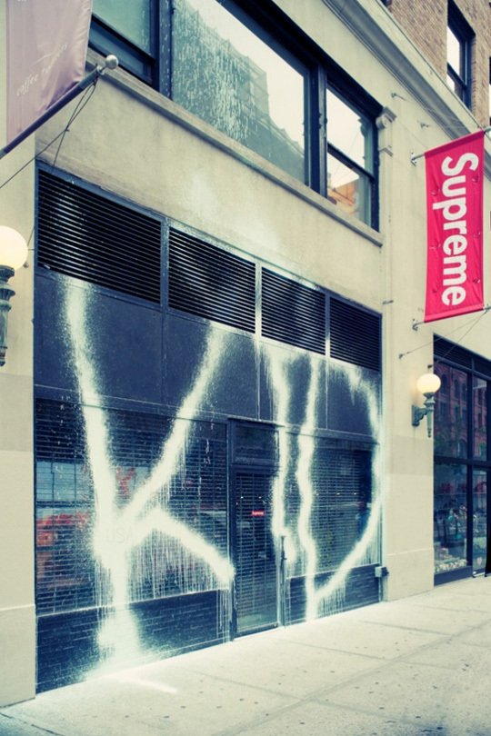ShowTrialStudio's tweet image. Storefront extinguisher graffiti by Kidult @therealkidult #fontsunday @designmuseum #windowlettering