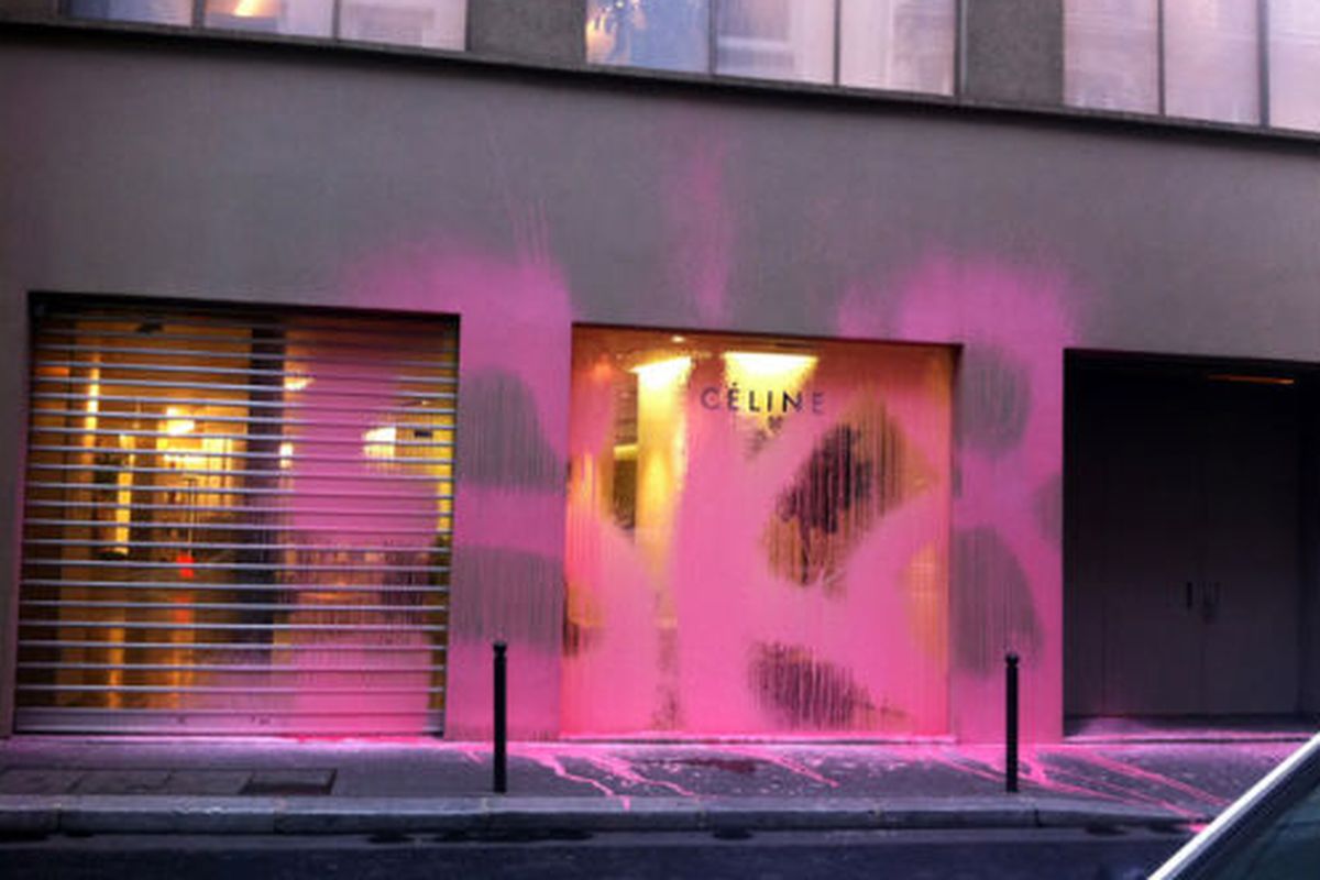 ShowTrialStudio's tweet image. Storefront extinguisher graffiti by Kidult @therealkidult #fontsunday @designmuseum #windowlettering