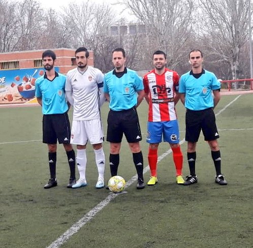 CDANavalcarnero's tweet photo. FINAL | 0-3 | Gran partido y grandísima victoria para seguir líderes una semana más.
⚽ @DaniOliva98
⚽ @jesusdemiguel8
⚽ @manujaimez
#VamosNaval ⛵
#Volveremos 🔴⚪
#MATpicua https://t.co/guHr4kU4m6