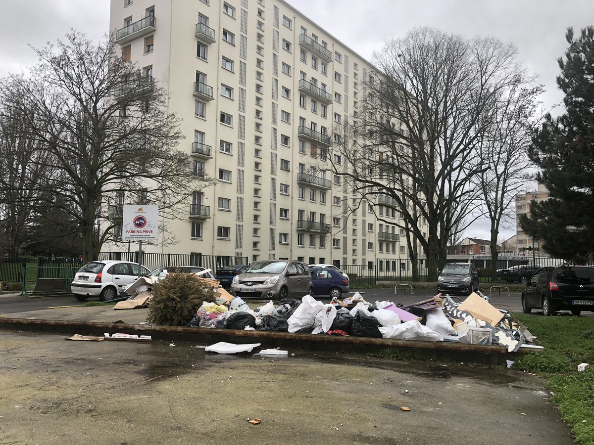 SamyGs's tweet photo. @CracraMont @Super_Yoyo_fr Les poubelles des HLM sur Bagneux c’est tous les jours une décharge : ici des logements domaxis de Bagneux ! #Domaxis #Bagneux #Poubelles #Rats #Municipales #Insalubrite https://t.co/kC9u2gXK6l