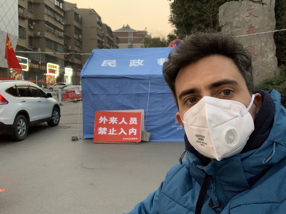 "Estoy bien, algo preocupado y bastante aburrido", la respuesta resumida de un argentino en "autorreclusión" estos días en Xuzhou, a las preguntas angustiadas de su familia y amigos tras el brote del nuevo coronavirus en China xhtxs.cn/vIvAze
