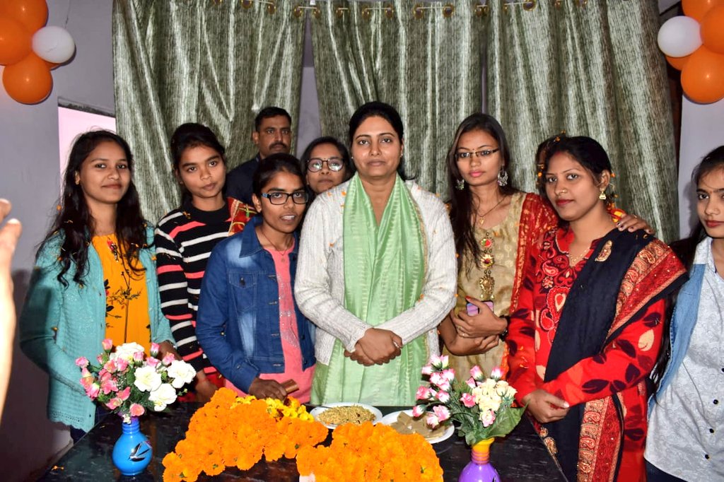 <a href="/ApnaDalUP/">Apna Dal Uttar Pradesh</a> , मिर्ज़ापुर के युवा एवं कर्मठ कार्यकर्ता हर्षित पटेल जी के रेस्टोरेंट का कैलहट में शुभारंभ करते हुए।