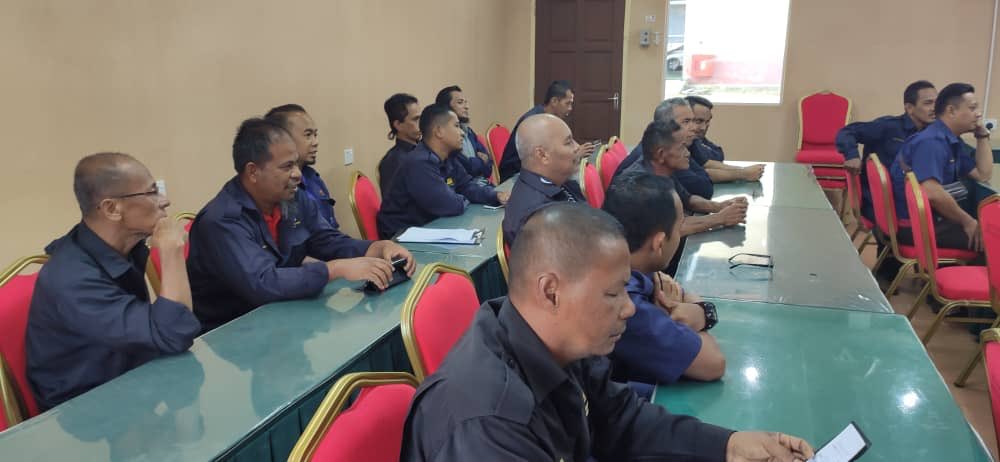 Sesi perjumpaan KJMN <a href="/adamsidekgmail1/">Adam Sidek</a> bersama kakitangan unit loji berat. Semoga sentiasa terus cemerlang &amp; dipermudahkan gerak kerja yang disusun, InsyaAllah 

<a href="/razgrid1/">🇲🇾 Razdwan Kasim</a> <a href="/yusufghani200/">تذكرة</a> <a href="/JKRTerengganu/">JKR Terengganu</a> <a href="/JKR_CKM/">JKR CAW. KEJ. MEKANIKAL</a>