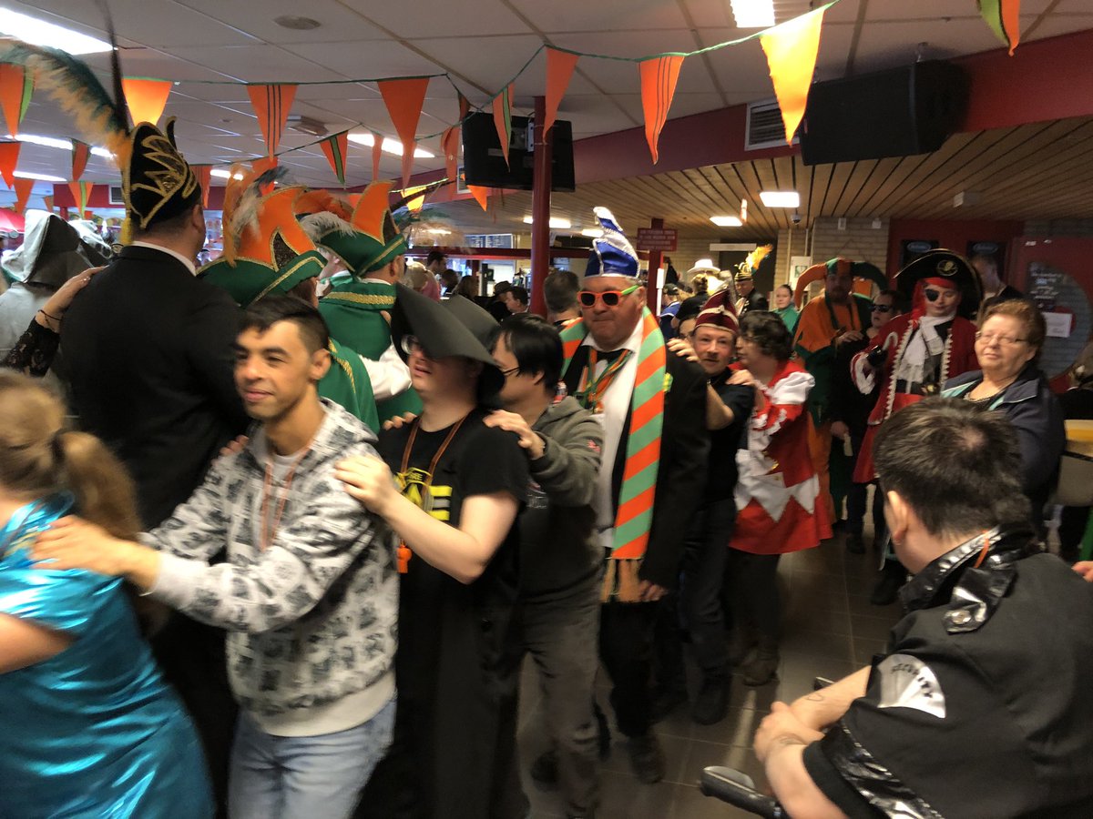 deblaasbalgen's tweet photo. Wat hebben we weer een gezellige middag bij de gehandicapten carnaval van C.v. de Damzwabbers, de sfeer zit er lekker in en onze vaste trouwe supporter Tim 🎺 is ook weer van de partij👌🎉🤹‍♂️💃🎺 https://t.co/R1GDYdEnBm