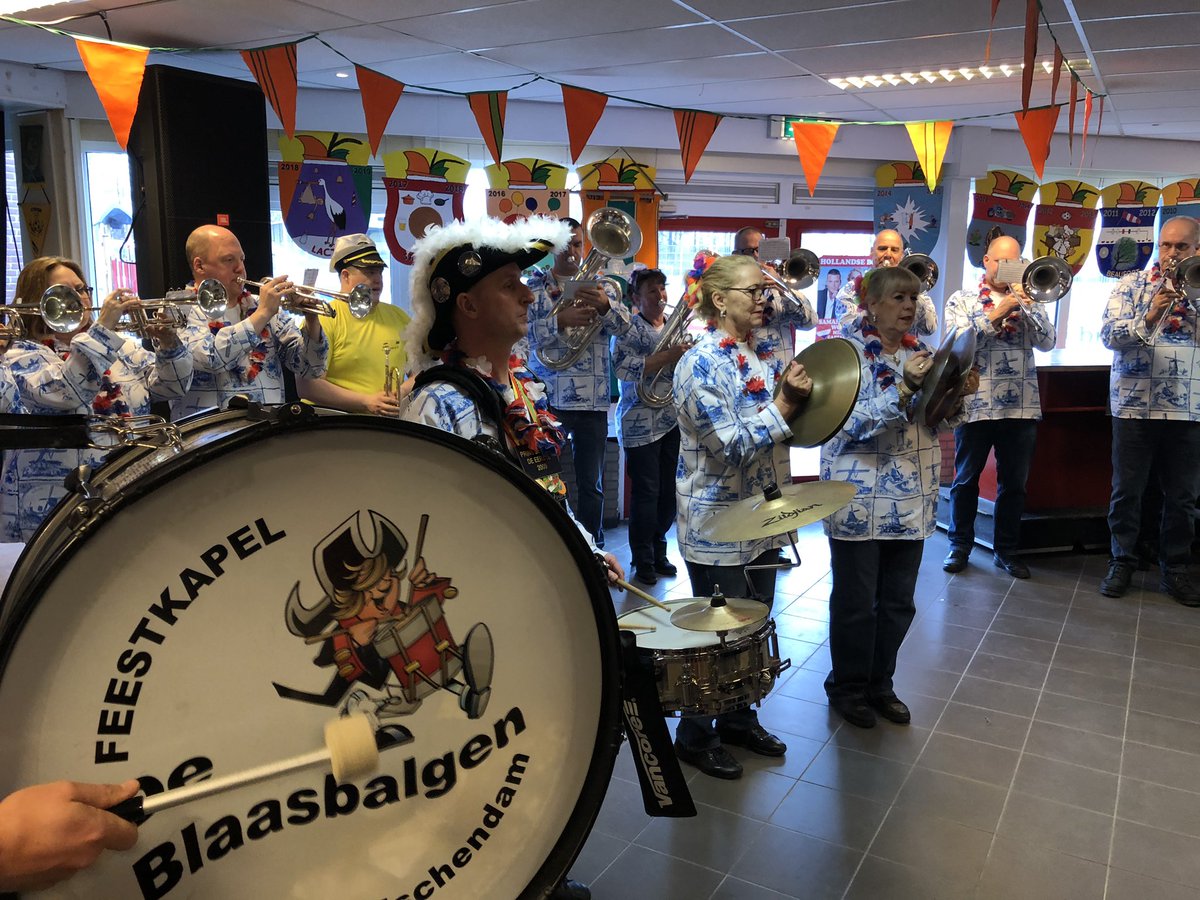 deblaasbalgen's tweet photo. Wat hebben we weer een gezellige middag bij de gehandicapten carnaval van C.v. de Damzwabbers, de sfeer zit er lekker in en onze vaste trouwe supporter Tim 🎺 is ook weer van de partij👌🎉🤹‍♂️💃🎺 https://t.co/R1GDYdEnBm