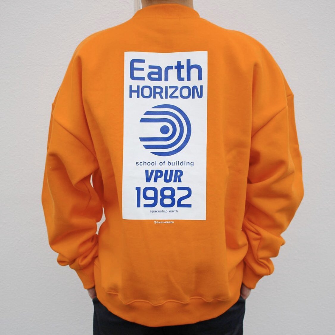 rinon_jp's tweet photo. バックプリントトレーナー
[color]orange
[size]FREE
[price] ¥4,200
.
バックプリントと鮮やかなカラーが目を引くトレーナーは、コーデ次第で格好良くも可愛くもなれるアイテム！フロントはシンプルな胸元ロゴなので、インナーでも使いやすいです
.
[モデル]170cm／54kg
商品ページはプロフィールから https://t.co/E5Crl7niUi