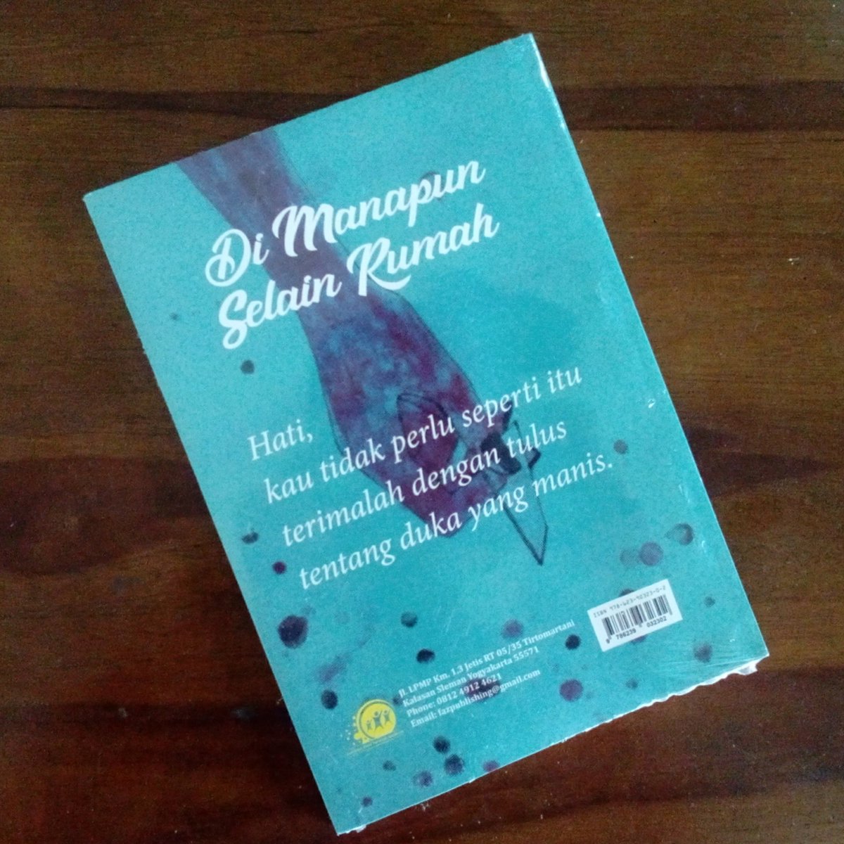 amachuure's tweet photo. Karya kolaborasi Oktafiyani Budiastuti dan Hibiscus Sabdaning Ratri sudah terbit! Di Manapun Selain Rumah tersedia di Tokopedia Amachuure.

#amachuure #buku #puisi #book #poem #poet #poetry #poetic #indiebook #bukupuisi #jualbukupuisi #dimanapunselainrumah https://t.co/ZDLUuxeP1q