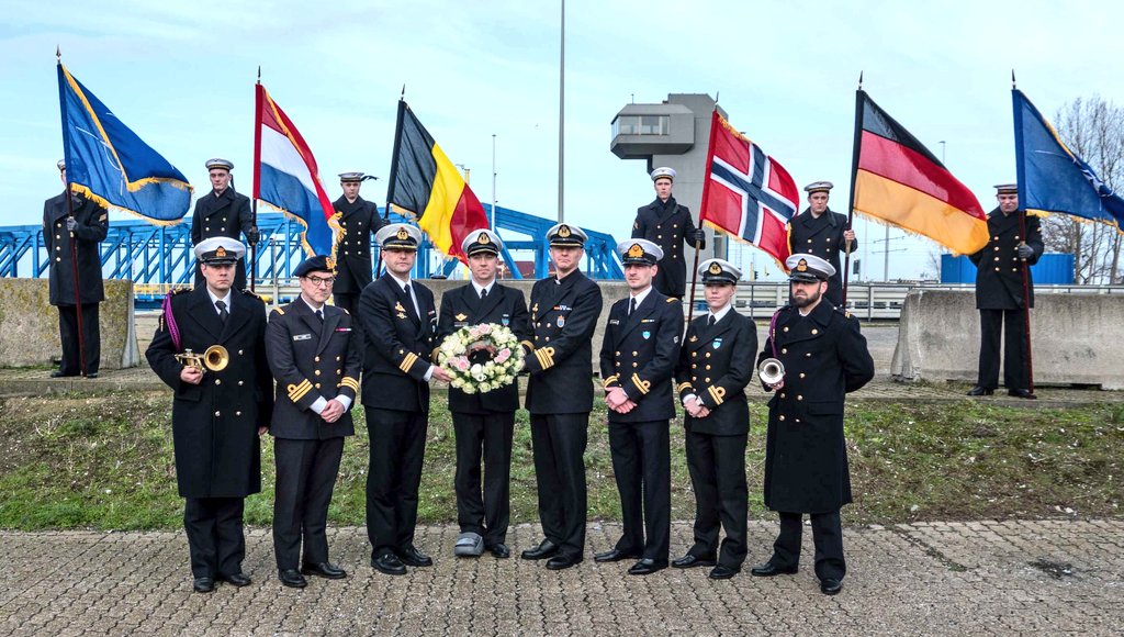 A516DON's tweet photo. "Ingen kamerater skal bli glemt." 🇧🇻
"No comrade will be forgotten!
Remembrance ceremony to honor a norwegian comrade who lost his live in Zeebrugge during the deployment in 2003."
#SNMCMG1 @Sjoforsvaret @Forsvaret_no @deutschemarine @TheBelgianNavy https://t.co/I1cY7RhTBk