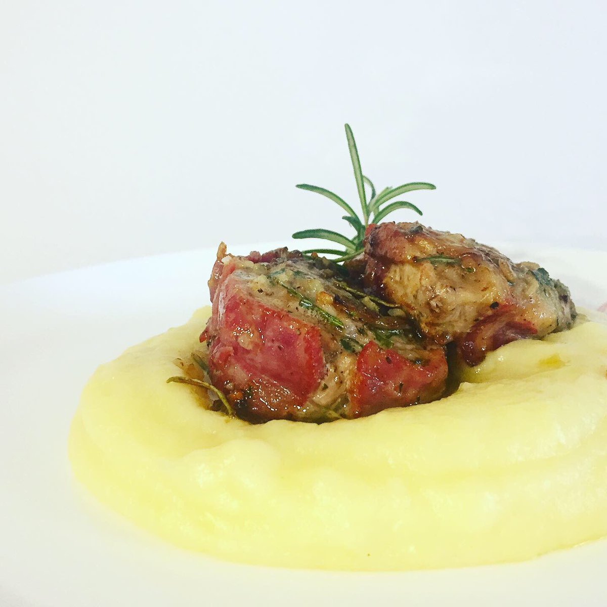 _FoodAddicted's tweet image. Medaglioni di filetto di maiale con capocollo, aromi tritati con mandorle e olio evo, servito con purè di patate.
#foodaddicted #sunday #food #foodie #instafood #cibo #pig #cucinaitaliana  #italianfood #meat #pure #potatoes #homemade #filetto #foodblogger #foodblog #foodporn