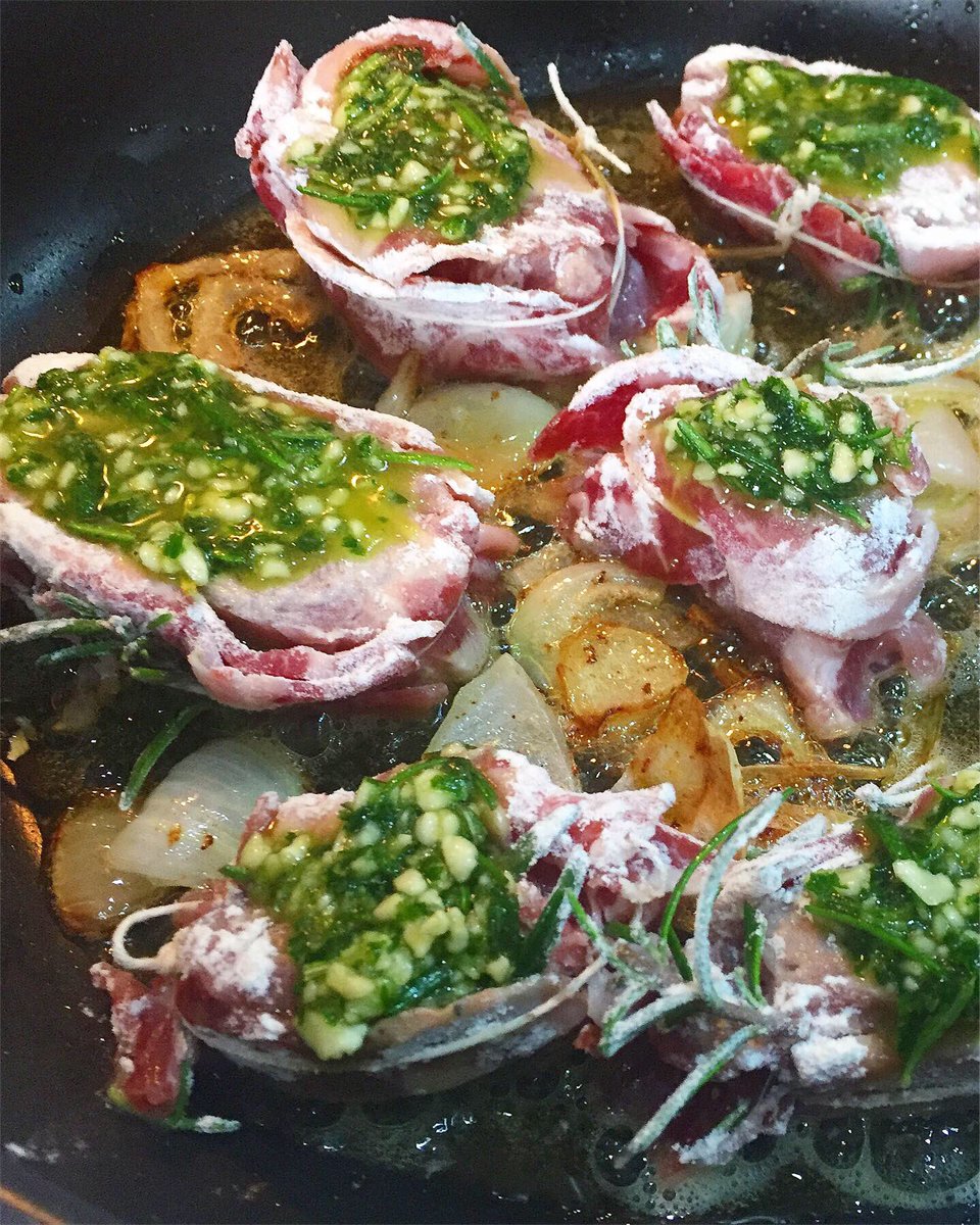 _FoodAddicted's tweet image. Medaglioni di filetto di maiale con capocollo, aromi tritati con mandorle e olio evo, servito con purè di patate.
#foodaddicted #sunday #food #foodie #instafood #cibo #pig #cucinaitaliana  #italianfood #meat #pure #potatoes #homemade #filetto #foodblogger #foodblog #foodporn