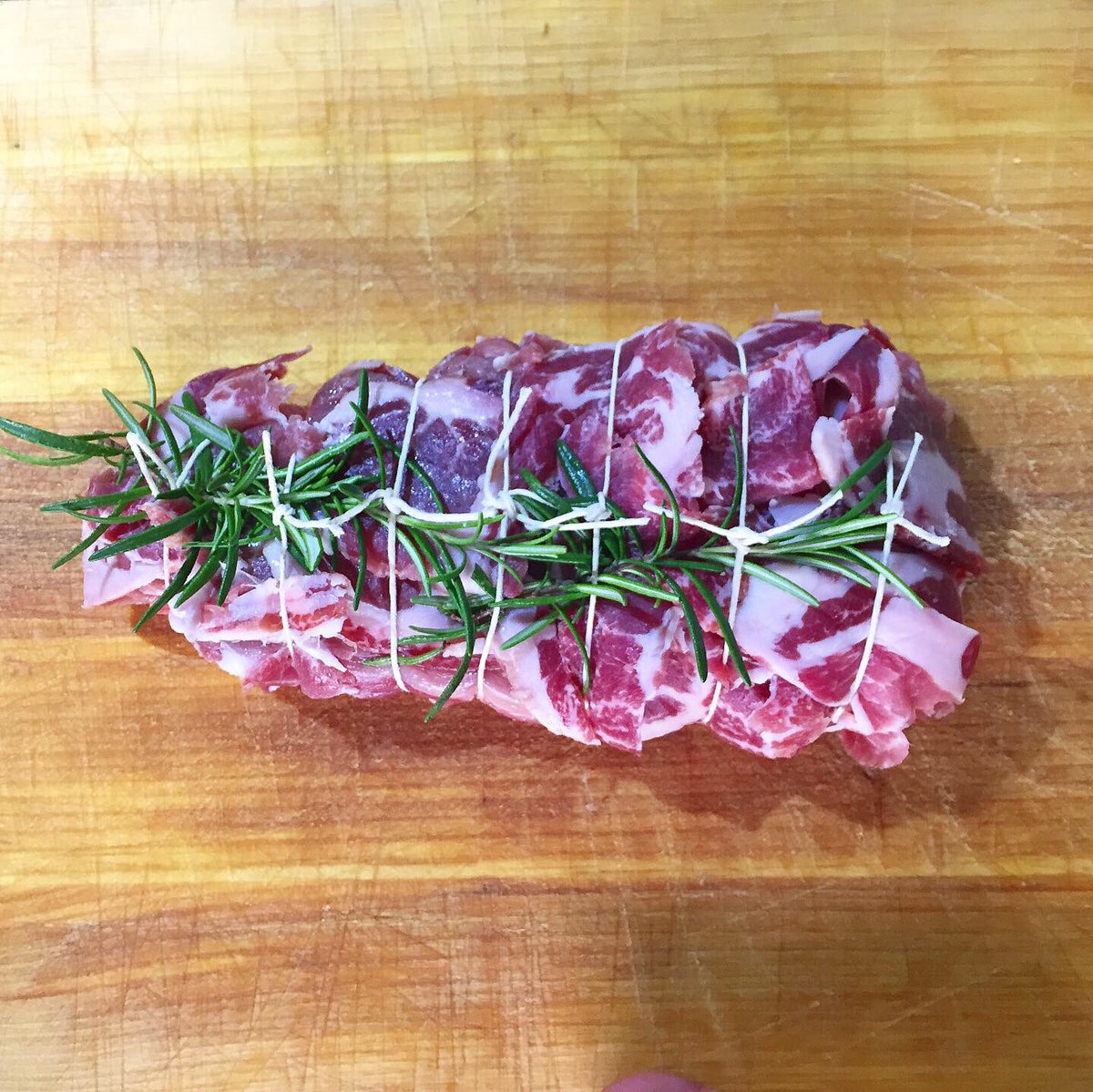 _FoodAddicted's tweet image. Medaglioni di filetto di maiale con capocollo, aromi tritati con mandorle e olio evo, servito con purè di patate.
#foodaddicted #sunday #food #foodie #instafood #cibo #pig #cucinaitaliana  #italianfood #meat #pure #potatoes #homemade #filetto #foodblogger #foodblog #foodporn