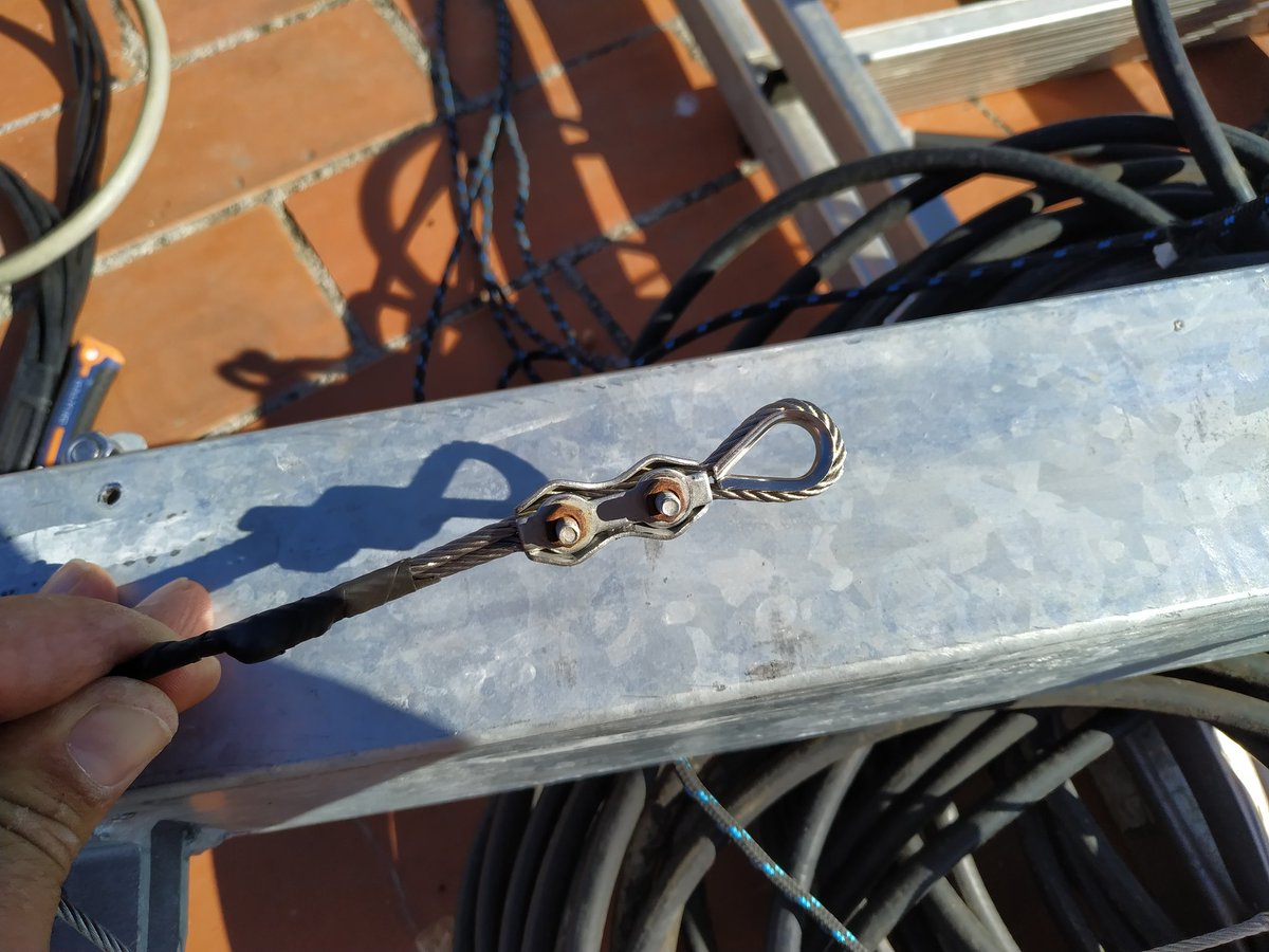 EA3NN's tweet photo. When my arm's power brake my new telescopic mast, sorry my #SILCOM friends...
Cuando la potencia de mi brazo rompe mi nuevo mastil telescopico 😔 https://t.co/ZwpnKBCZkb