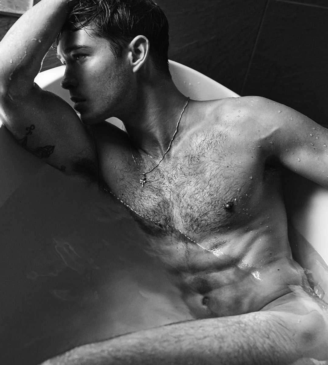 ElliotGilbxrt's tweet photo. Morire, morire per te, eh
Non serve a nulla perchè, eh https://t.co/bYjhdVD4t4