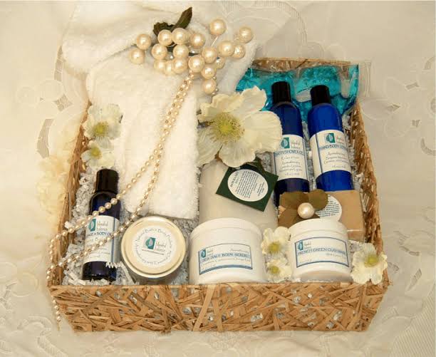 limhyunsix's tweet photo. Happy wedding @ildhoonmj @m_lalalice ! langgeng trus ya, saling melengkapi dan cepet punya momongan. Seneng bisa jadi bagian dari pernikahan kalian. Oh iya, ini ada hadiah dari kita bertiga @jungeunwoe @seulgeomy 🙂 https://t.co/bcAggB3hGU