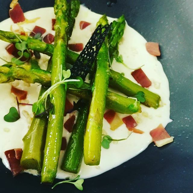 Nuestros espárragos con crema de queso y brotes son una auténtica maravilla. Uno de los platos que más gustan para empezar a comer 😉
#Rutadelaplata2 #EustaquioBlanco #ComerbienCáceres #Restaurantes #Cáceres