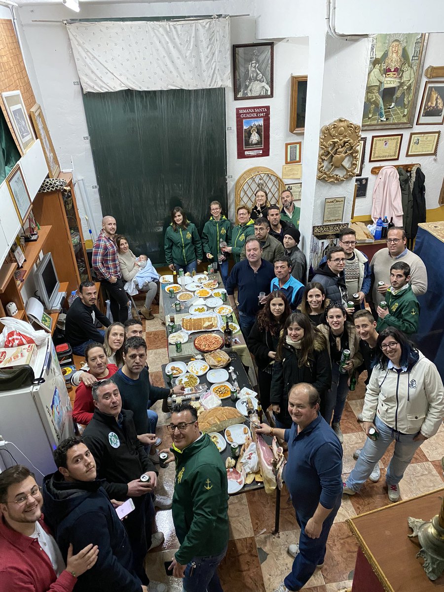Ayer tuvo lugar la Igualá y cena de la cuadrilla de costaler@s de nuestra cofradía, multitudinaria asistencia y mejor ambiente, seguimos creciendo como hermandad y familia 💚