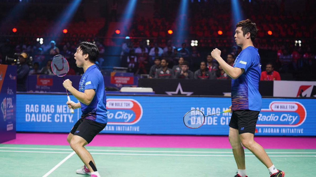 Mumbai_Rockets_'s tweet photo. A perfect start to the evening, as our KORE team set the court on 🔥.

Give us a 🙌🏼 if you agree!

#Mumbai #MumbaiRockets #PBL #BadmintonIndia #HYDvMUM https://t.co/SIFZopJuu3