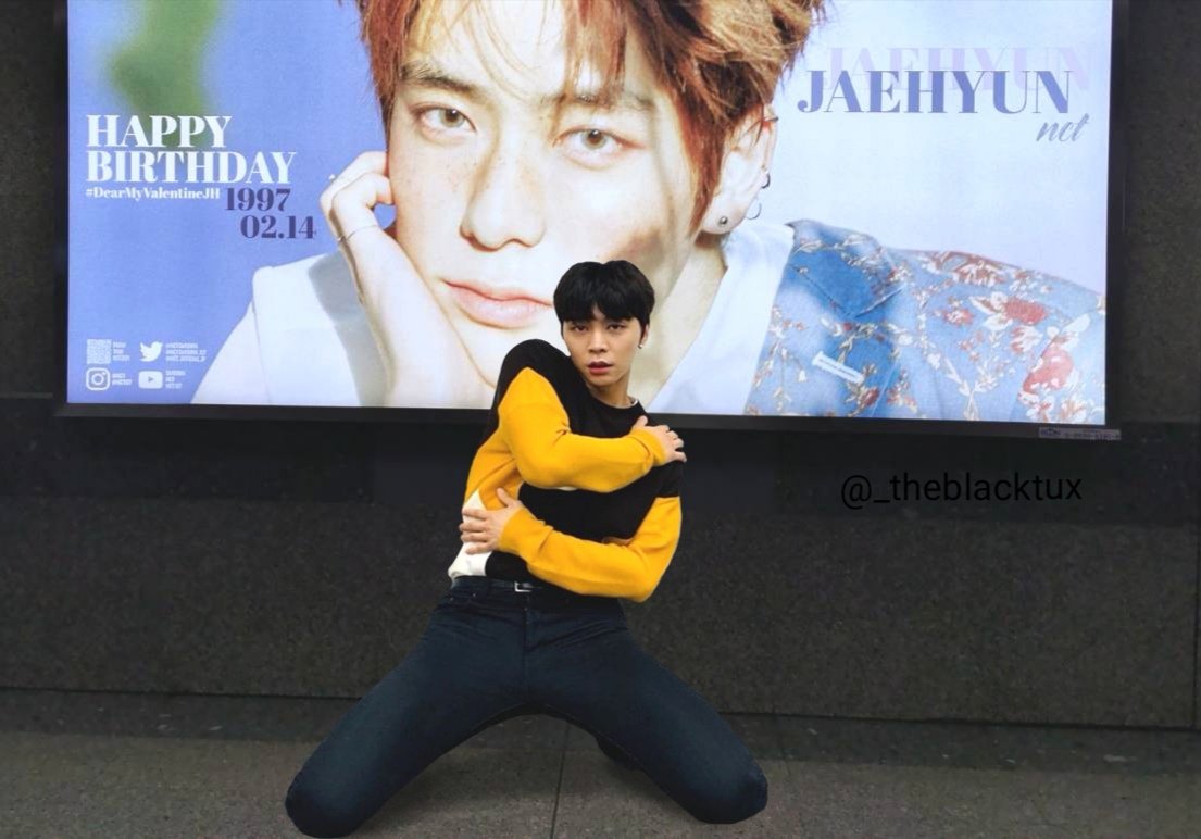 รบกวนแฟนบอยนะคะ ถ่ายรูปกับป้ายน้อง เบาได้ก็เบาค่ะ คนจะถ่ายคนต่อไปทำท่าไม่ถูก