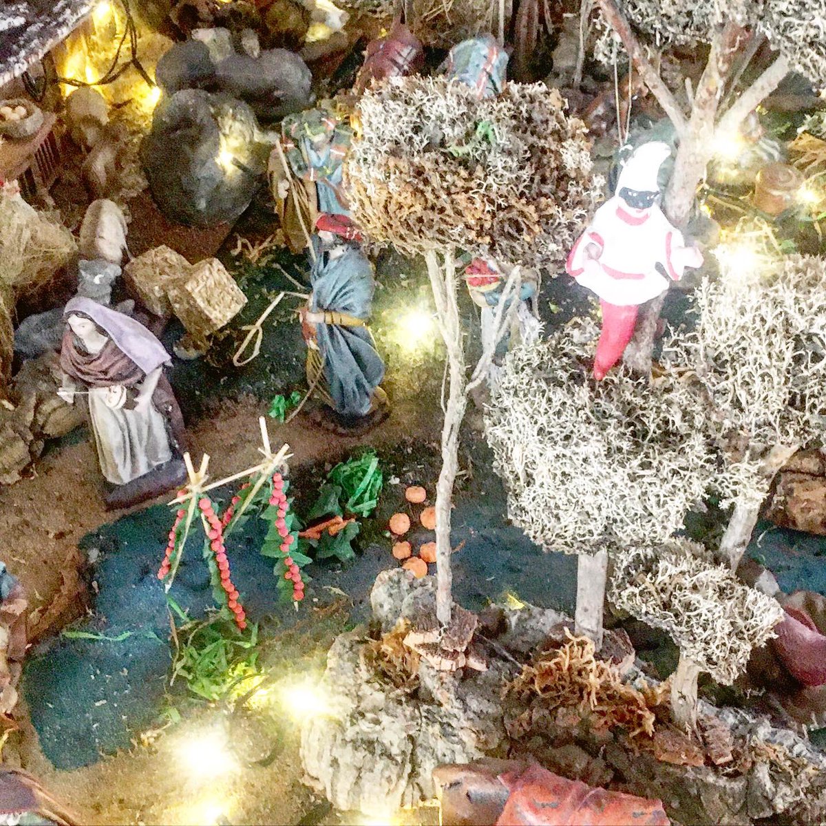 ERoigM's tweet image. Avui, dia de la Candelera, la festa de la Llum, seguint la tradició, desmuntem a casa el #Pessebre. 
40 dies després de #Nadal la festivitat de la Candelera tanca el cicle del Nadal. #Tradició #Devoció