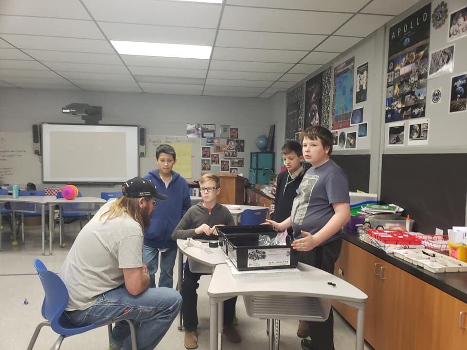 2955Raven's tweet photo. Working on our robot!!!#ROADSonMars #Mars2020 https://t.co/no4m6QFrYm
