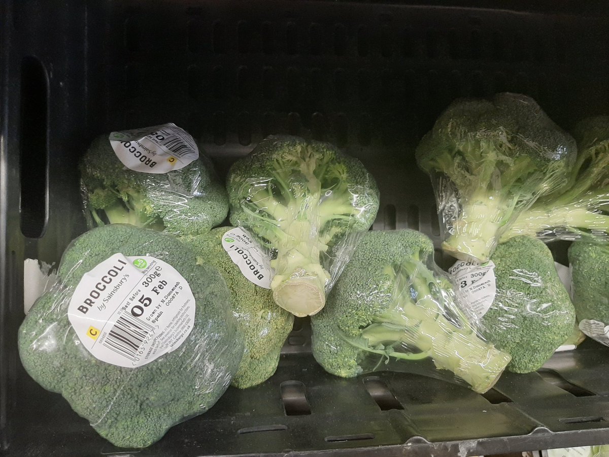NuttBeck's tweet photo. Desperately want to buy some broccoli but refuse to buy it @sainsburys when it's covered in plastic.  Please sell it unwrapped #ClimateCrisis #plasticfree https://t.co/1sIilIHEw2