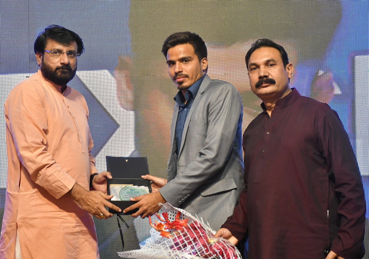 Azharkhanyuzai's tweet photo. Convenor MQM Pakistan Khalid Maqbol Siddiqui Senior Deputy Convenor Aamir Khan Attend Second Session at District East.
#ExcelYourExcellence #CareerCounsellingSession2 #PollB #MQMpk https://t.co/ddnSAqFzTn