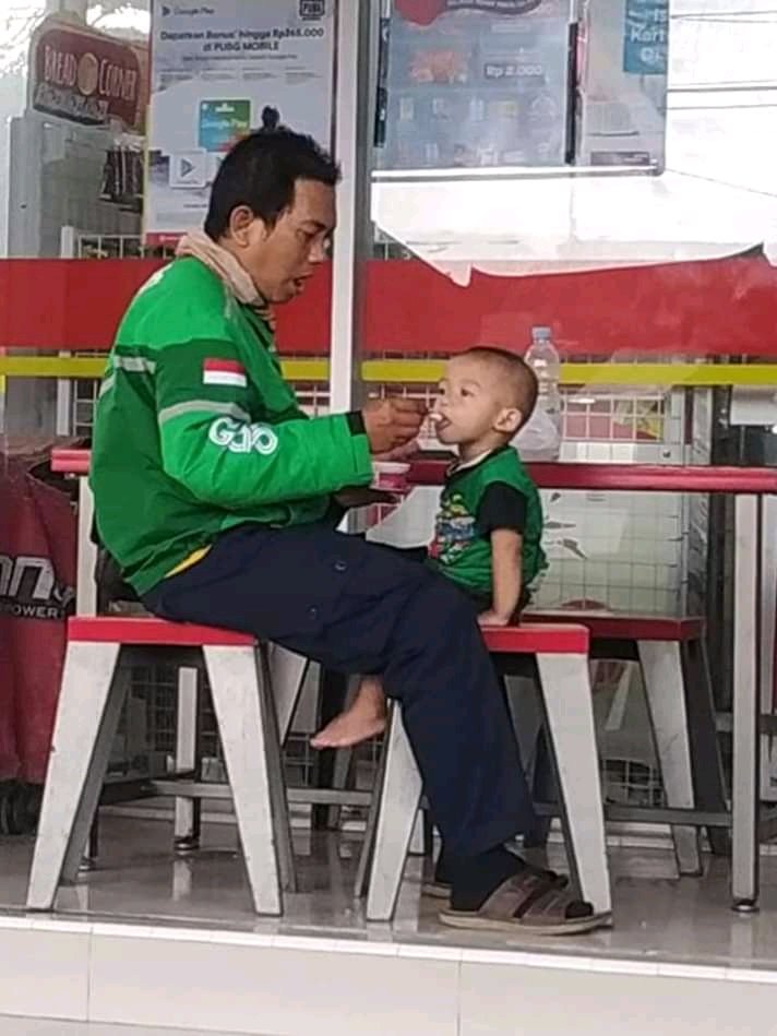 MahesaSyilendra's tweet photo. Yang masih suka Ojol jadi bahan prank kalian, yg msh suka se enak jidat sendiri klo cancel, marah krn hal sepele dll. Liat mereka, sebagian dr mereka punya anak, keluarga yg butuh di nafkahi. Pikir² n liat² dulu deh klo mau gitu. https://t.co/1bsFrBrzGq