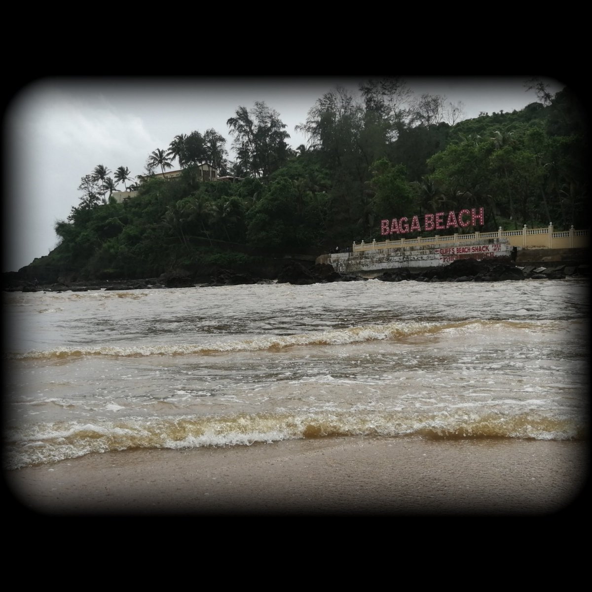 DigntR's tweet photo. 🌊⛱️🐬
"Nothing soothes the soul like a walk on the beach."
-@DigntR 
#majorthrowback
#15july2019
#belated
#goadiaries🌴
#beachlover
#lifestyle 
#Traveller 
#friendshipgoals 
#seasound
#ShootOut 
#sunsetatthesea
#triplover
#photography https://t.co/kLzJktIHGb