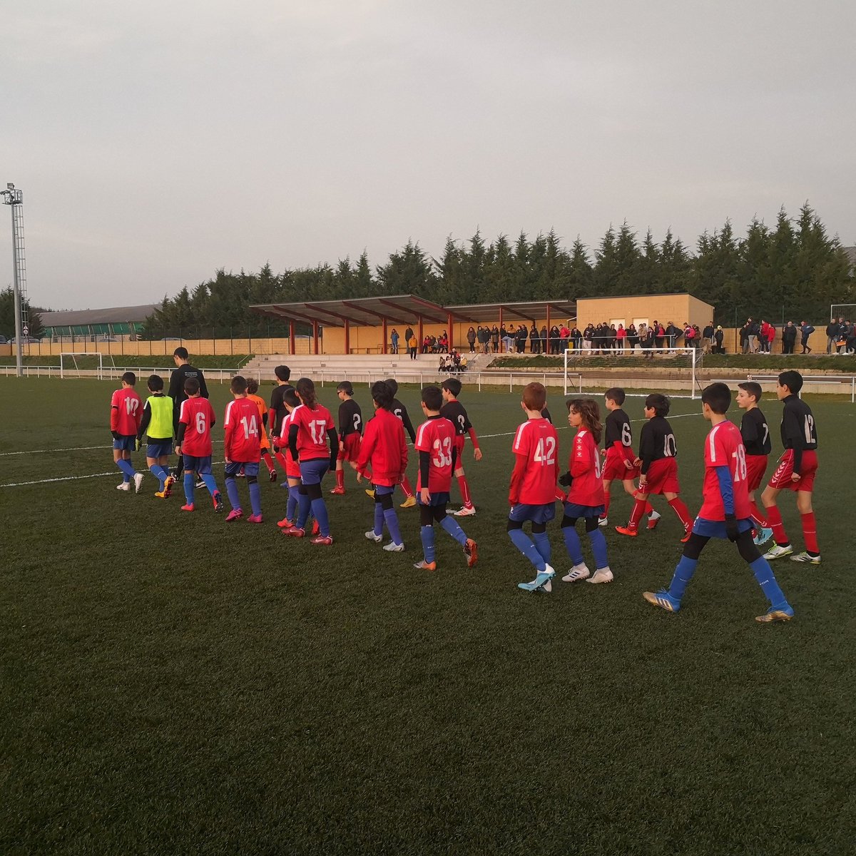 Á 18.30h xogaban tamén os alevines no Gómez Besteiro de A Fonsagrada, donde logo de ir perdendo 0 a 2 na primeira metade conseguiron sacar un empate ante a Milagrosa.