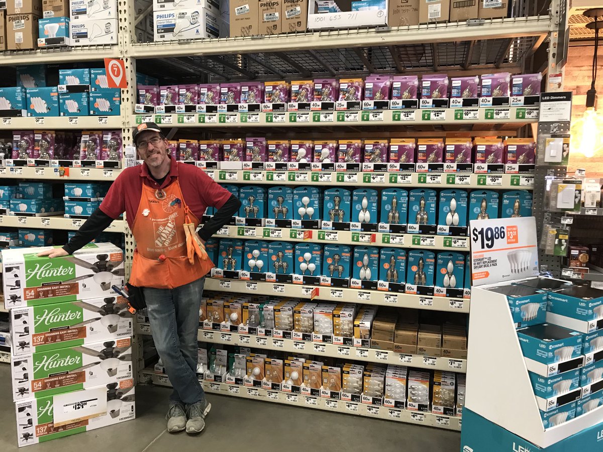 AttusoRyan's tweet photo. Great job Marcus lightin it up in the light bulb aisle! Keep up the great work Marcus!! ⁦@BrentBareTHD⁩ ⁦@BainesMarcy⁩ ⁦@FaryalAhmed20⁩ ⁦@D66Celest⁩ https://t.co/IAK4fHCFvR