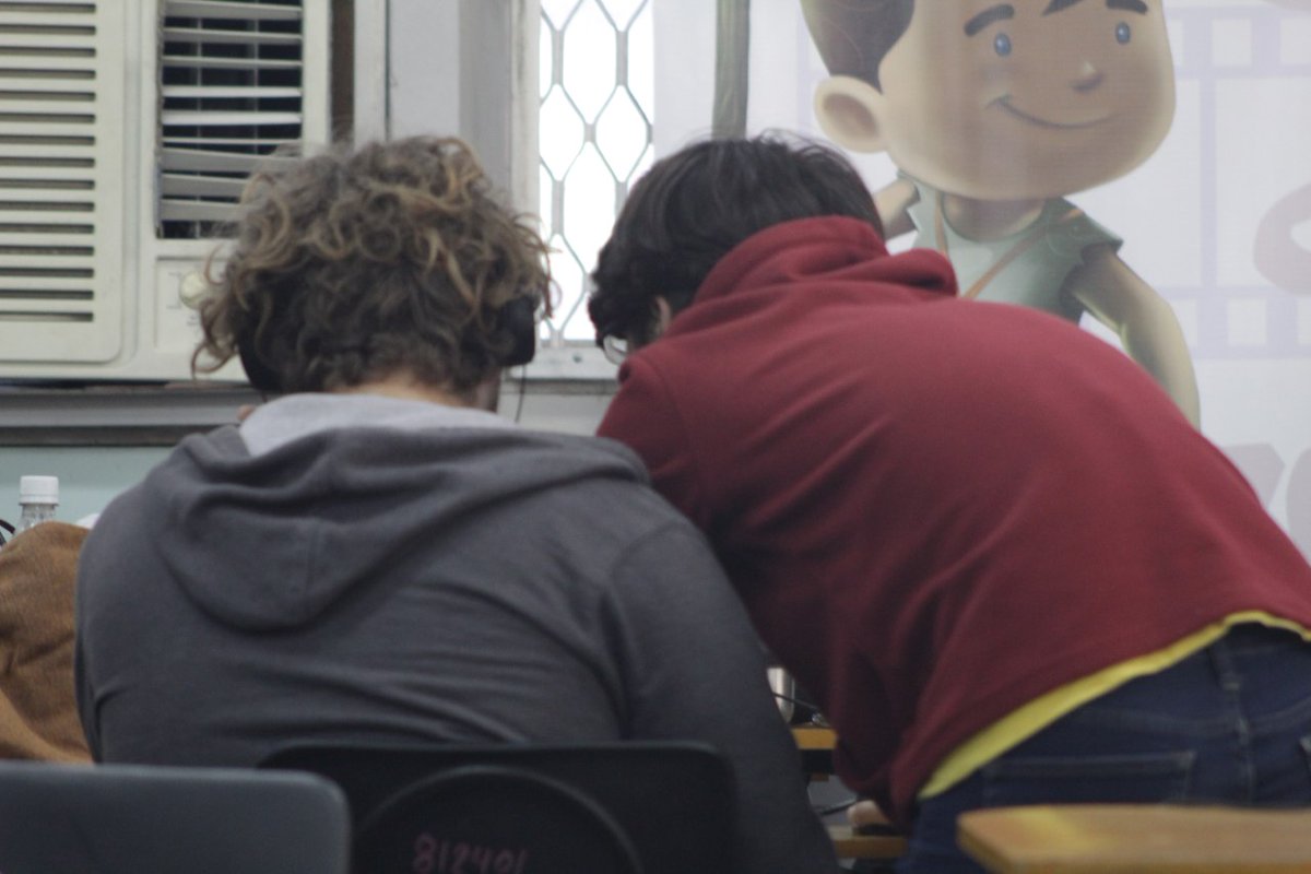 Acá compiten equipos de <a href="/CITMATELOficial/">CITMATEL</a>, <a href="/CinesoftC/">Cinesoft Centro</a>  <a href="/JovenClubOfici1/">JovenClubOficial</a> <a href="/UHabana/">Universidad_Habana</a>,    <a href="/CujaeRedSocial/">Universidad Tecnológica de La Habana</a> y un equipo de jóvenes  que están pasando el servicio y el próximo año matricularán en <a href="/universidad_uci/">Universidad de las Ciencias Informáticas</a> . 📷 María Lucía Expósito