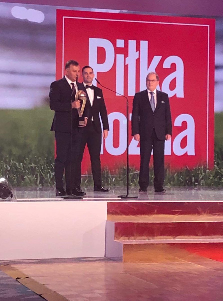 PKOBP's tweet photo. Wspieramy polską piłkę! Na gali @PilkaNozna_pl dostaliśmy nagrodę dla mecenasa piłki nożnej w Polsce! Odebrał ją prezes Zbigniew Jagiełło! Dziękujemy! #GalaPN #OficjalnyBankEkstraklasy https://t.co/9E1j36GpET