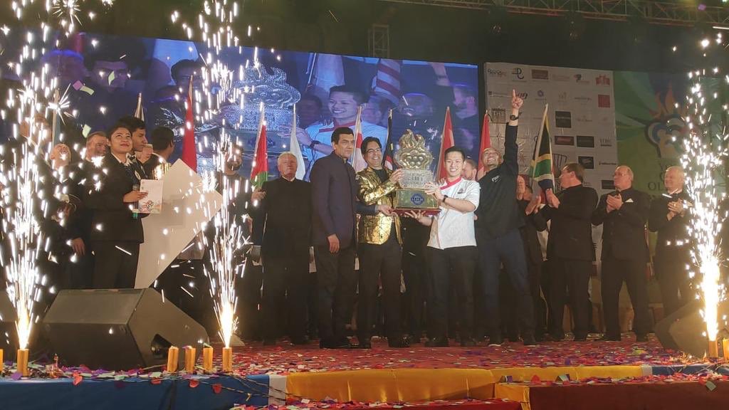 Tanyagupta0112's tweet photo. Finally the biggest culinary competition #YCO2020 has come to an end and Chef Chen Khai Loong of Team Malaysia 🇲🇾 is awarded with the gold toque👑 #AwardWinning #culinarycompetition 
@IIHMHOTELSCHOOL @subornobose @AADirIIHMDELHI @delhi_iihm https://t.co/n26sVZLjua