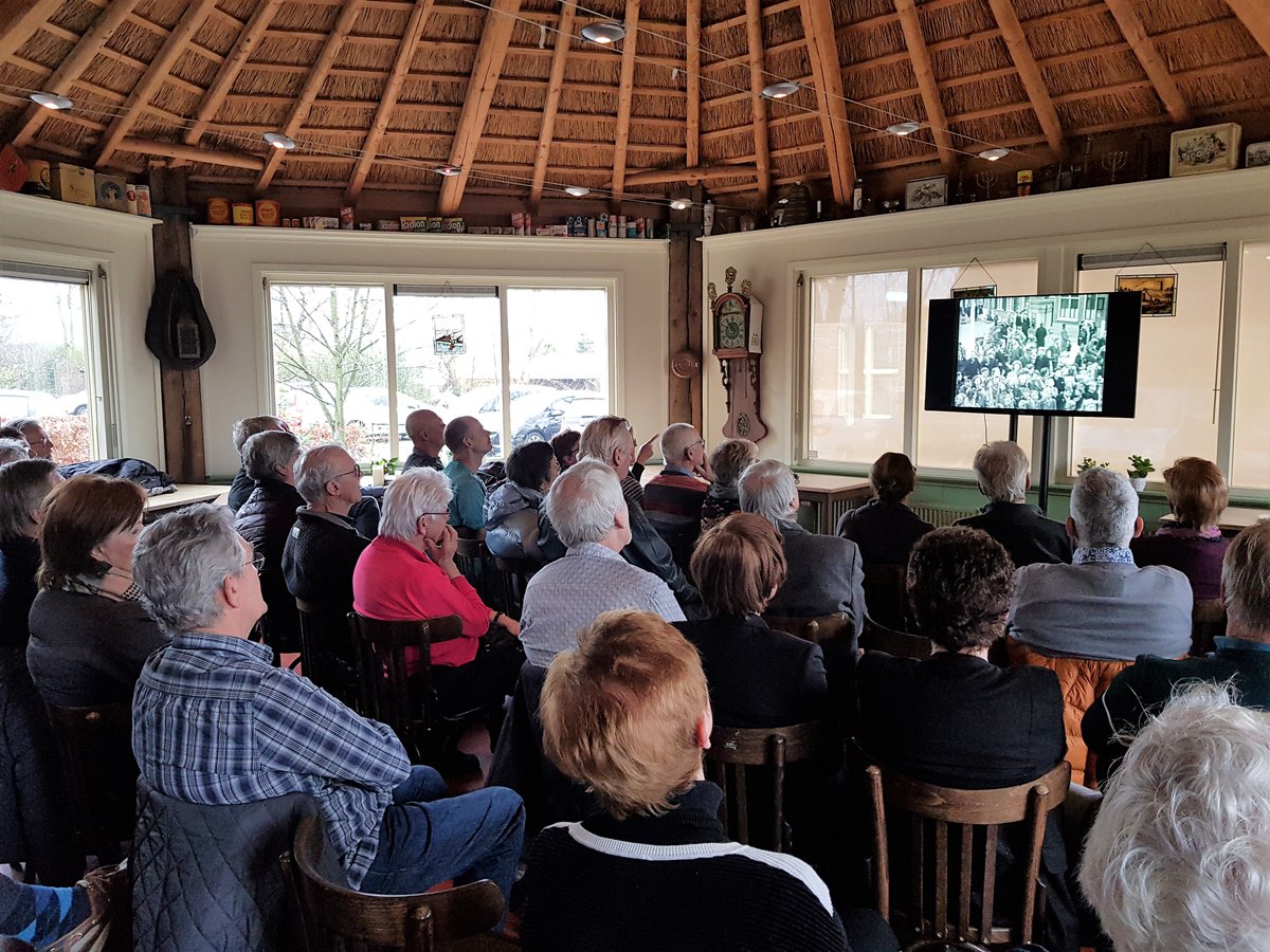Bijna 200 bezoekers bij historische films

Grote belangstelling was er vanmiddag voor de historische films die getoond werden. Bijna 200 bezoekers genoten van films over de bevrijding van Naaldwijk, over Ter Heijde in 1928, Poeldijk in de jaren '60 en veiling 's-Gravenzande.