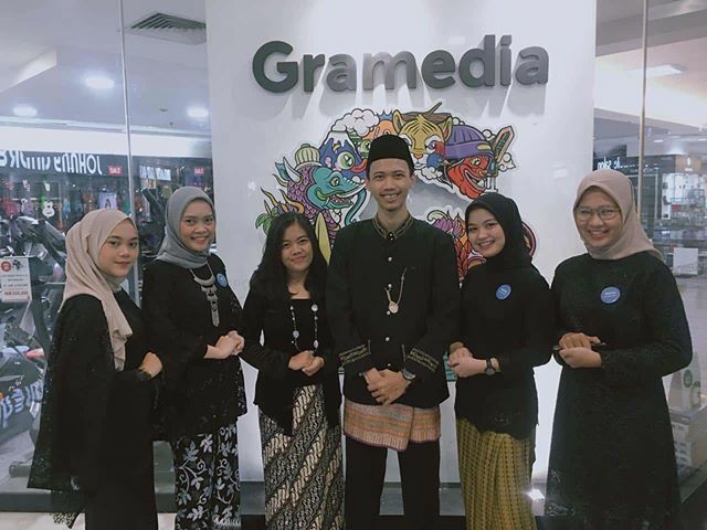 Kami Keluarga Besar Gramedia Puri Indah Mall mengucapkan "SELAMAT ULANG TAHUN GRAMEDIA Ke 50"
Semoga tetap menjadi yang terbaik dan terdepan.
#GramediaUntukIndonesia ift.tt/31iPOYz