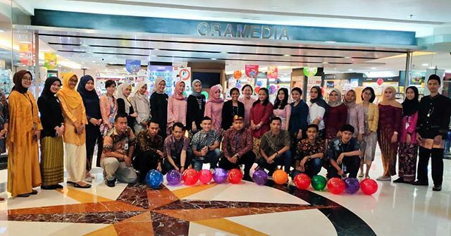 Kami Keluarga Besar Gramedia Puri Indah Mall mengucapkan "SELAMAT ULANG TAHUN GRAMEDIA Ke 50"
Semoga tetap menjadi yang terbaik dan terdepan.
#GramediaUntukIndonesia ift.tt/39cslvd