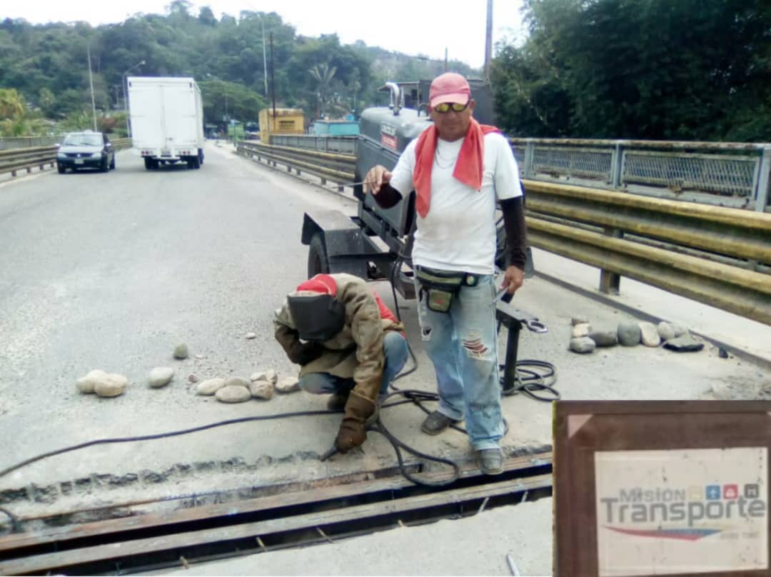 FreddyBernal's tweet photo. Junto al @MppObras y alcaldía Bolivariana de Fernández Feo avanzan trabajos de mejoramiento y rehabilitación de las juntas de dilatación en puente Chururú, ubicado en la Troncal 5 del estado. 
Seguimos invirtiendo en nuestro Pueblo. 

#AmemosAlTachira https://t.co/bIQQkLm77w