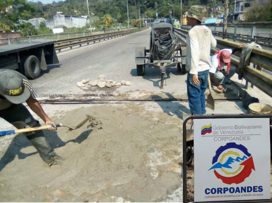 FreddyBernal's tweet photo. Junto al @MppObras y alcaldía Bolivariana de Fernández Feo avanzan trabajos de mejoramiento y rehabilitación de las juntas de dilatación en puente Chururú, ubicado en la Troncal 5 del estado. 
Seguimos invirtiendo en nuestro Pueblo. 

#AmemosAlTachira https://t.co/bIQQkLm77w